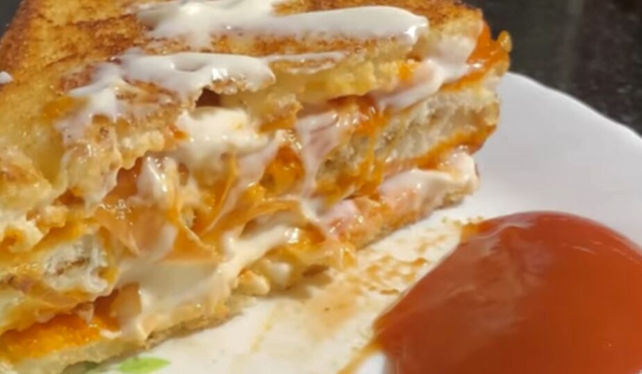 Sandwich-Crunchy-Onion-Tomato-Mayonnaise-Sandwich